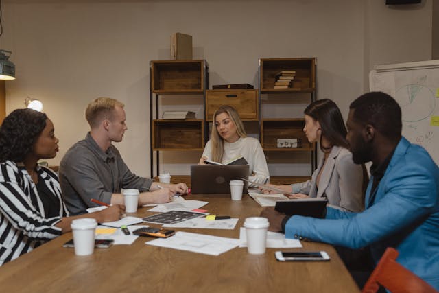 Personas en una reunión de trabajo
